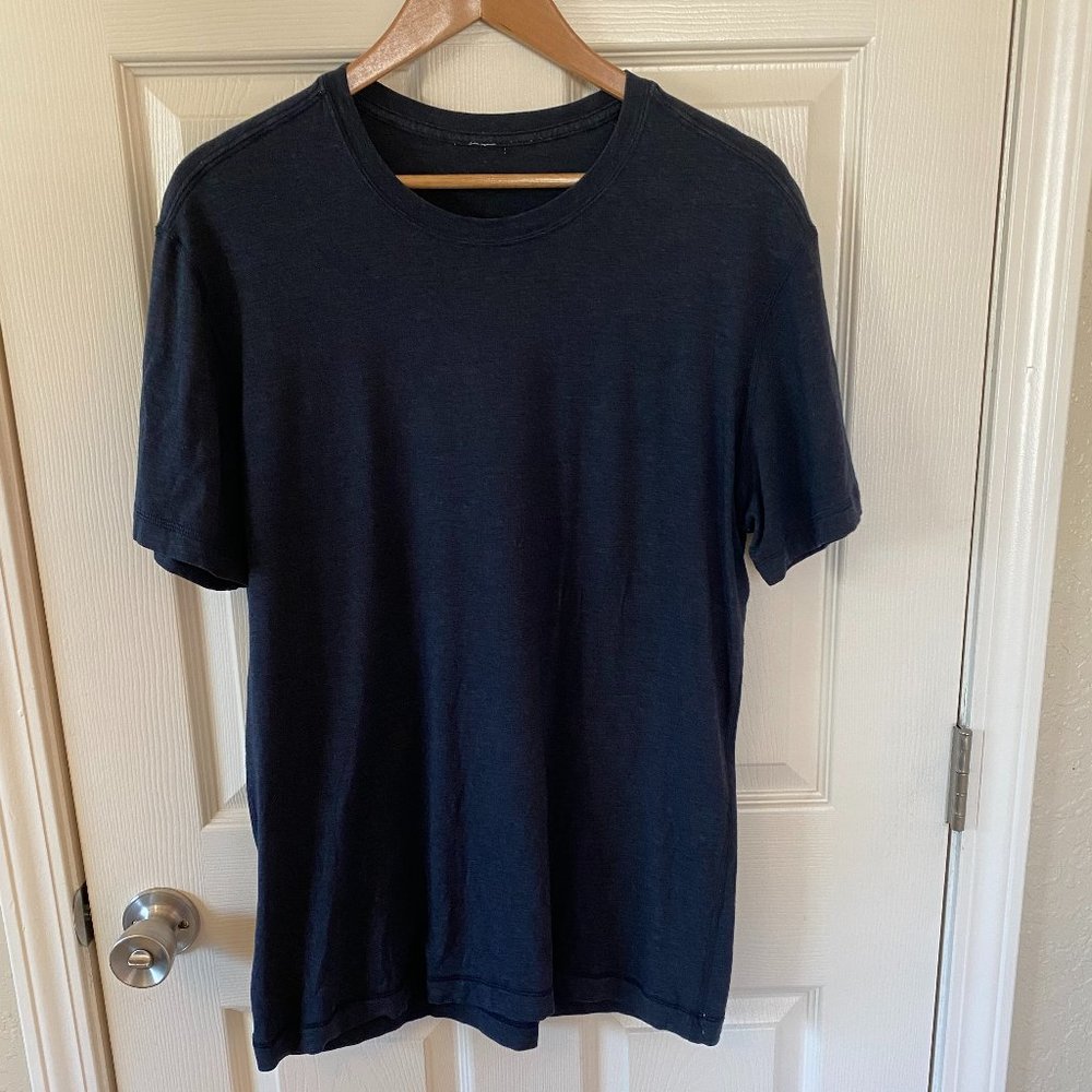 Lululemon Men’s Dark Blue Short Sleeve T (Large)